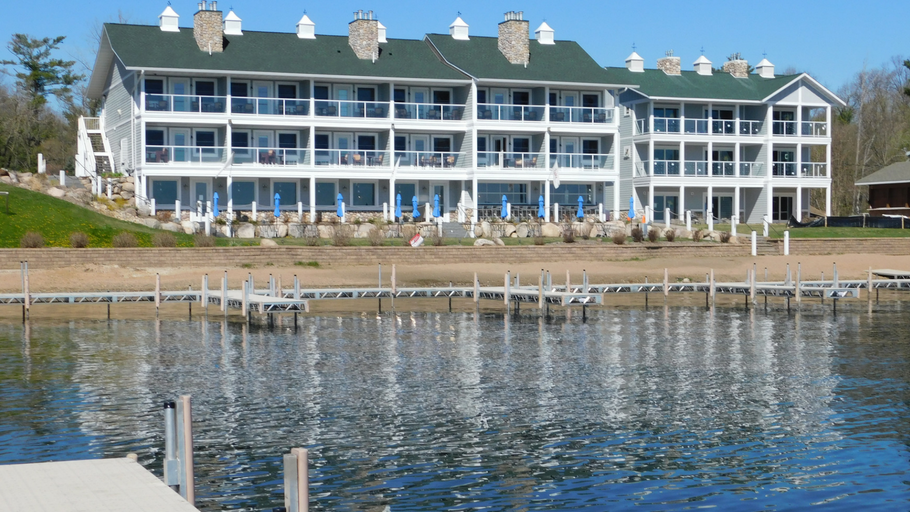Lakeside Lodge Suites