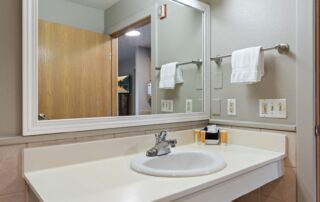 Lakeside_Lodge_King_126_QuarterdeckResort_GullLake_MN (15)