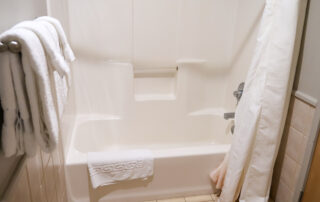 QuarterdeckResort_GullLake_LakesideLodge_KingJacuzzi (1)