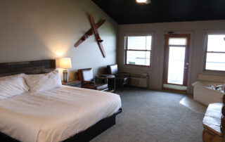 QuarterdeckResort_GullLake_LakesideLodge_KingJacuzzi (2)
