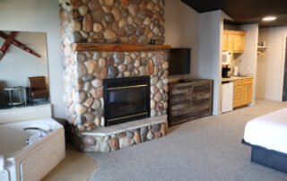 QuarterdeckResort_GullLake_LakesideLodge_KingJacuzzi (6)