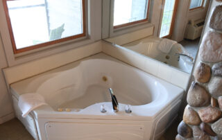 QuarterdeckResort_GullLake_LakesideLodge_KingJacuzzi (7)