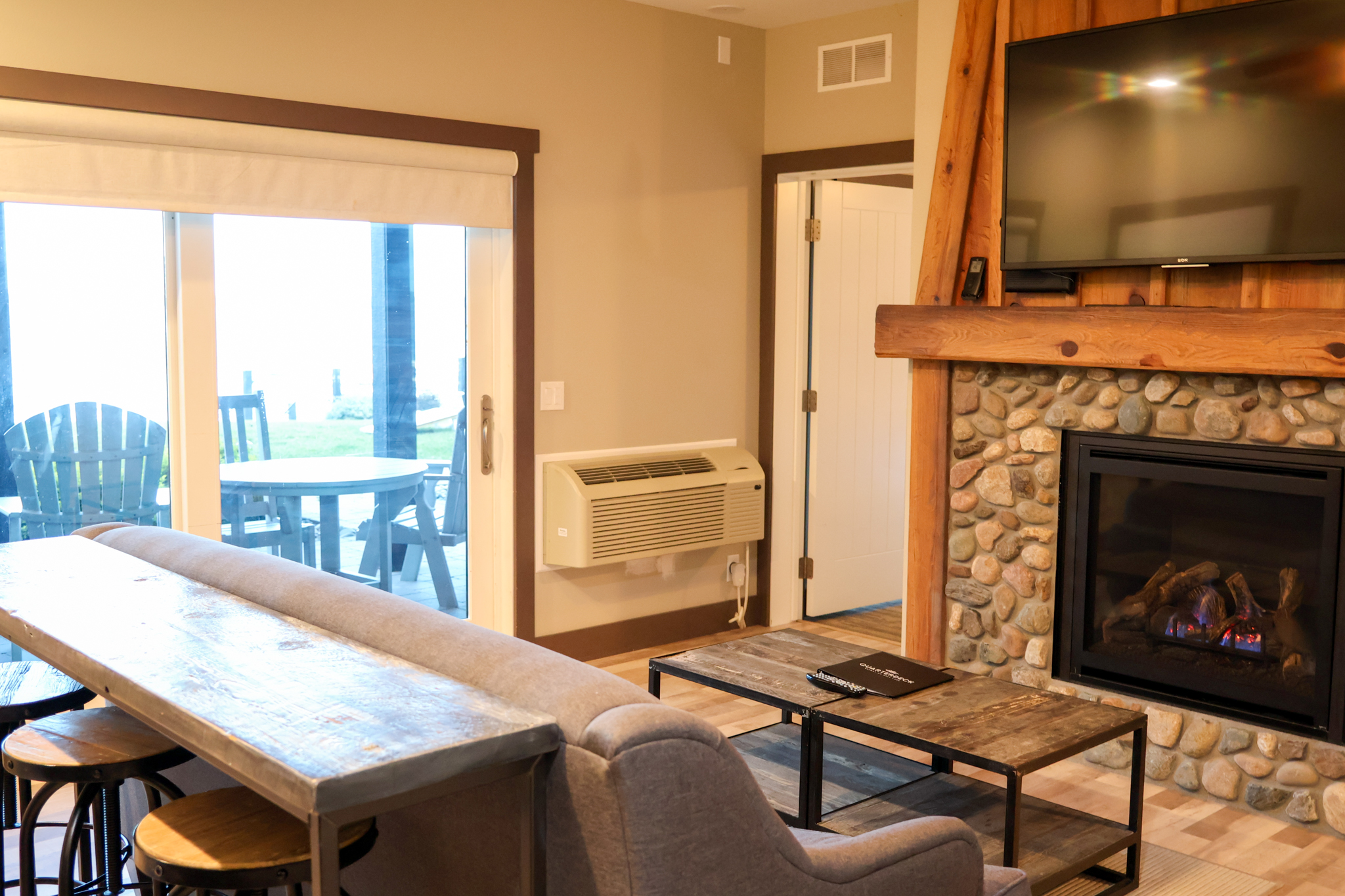 QuarterdeckResort_LakeSideLodgeSuiteKing (6)