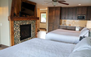 QuarterdeckResort_LakesideLodge_Premium2King (9)