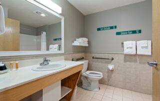 Lakeside_Lodge_2King_Jacuzzi_127_Quarterdeck_Resort_Gull_Lake_MN (11)