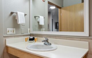 Lakeside_Lodge_2King_Jacuzzi_127_Quarterdeck_Resort_Gull_Lake_MN (12)