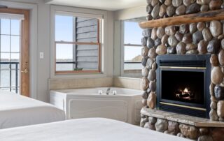 Lakeside_Lodge_2King_Jacuzzi_127_Quarterdeck_Resort_Gull_Lake_MN (15)