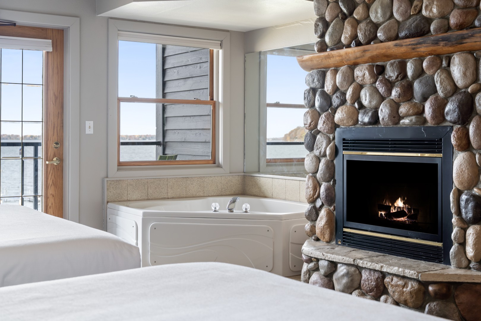 Lakeside Lodge Family Room | Quarterdeck Resort