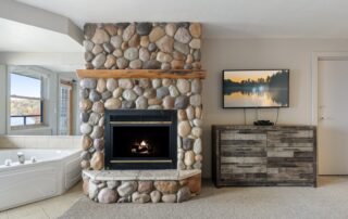 Lakeside_Lodge_2King_Jacuzzi_127_Quarterdeck_Resort_Gull_Lake_MN (7)